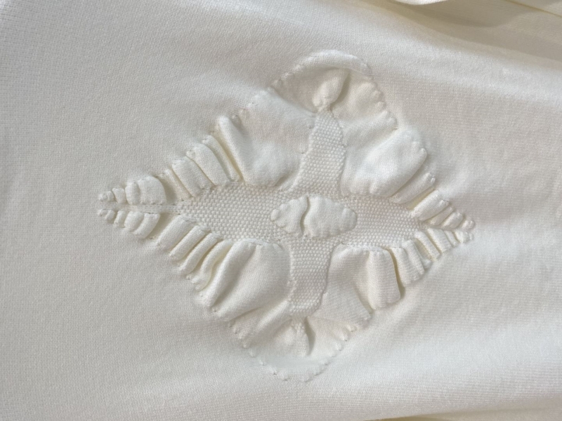 l0vis Vvtt0n sweater